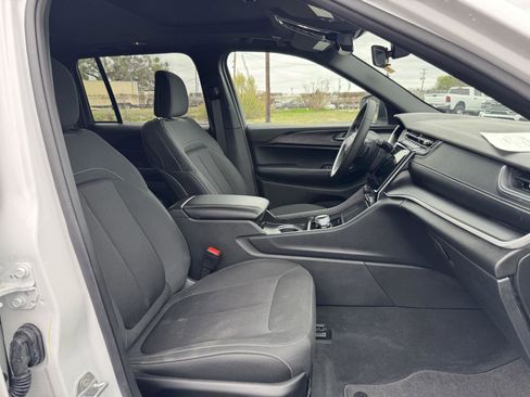 Used 2025 Jeep Grand Cherokee Laredo X w/ Luxury Tech Group I image 38