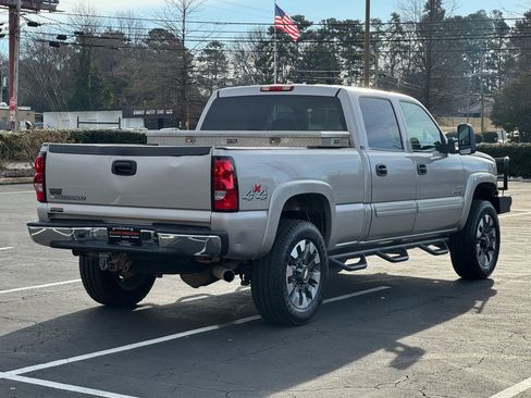 Used 2006 Chevrolet Silverado 2500 LT w/ Heavy-Duty Power Package image 6