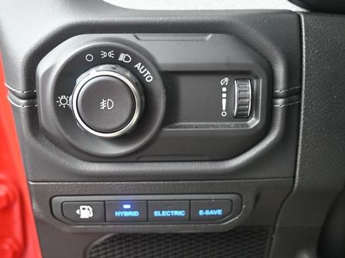 Used 2025 Jeep Wrangler Unlimited Sahara AWD/4WD image 7