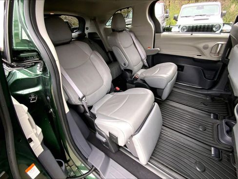 Used 2024 Toyota Sienna Limited image 18