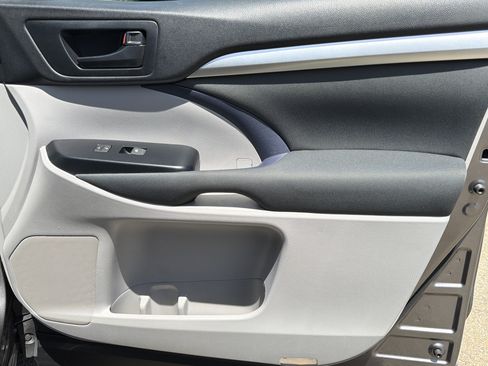 Used 2019 Toyota Highlander LE FWD image 14