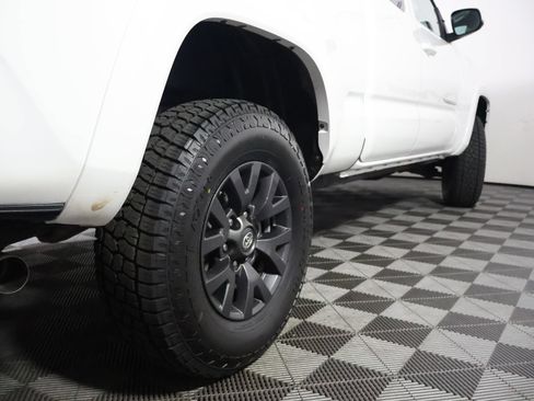 Used 2020 Toyota Tacoma SR5 AWD/4WD image 11