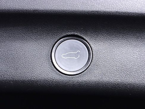 Used 2022 Tesla Model Y Long Range image 36