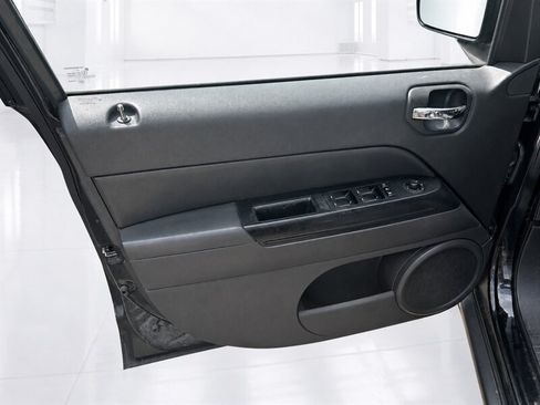 Used 2012 Jeep Compass Sport AWD/4WD image 31