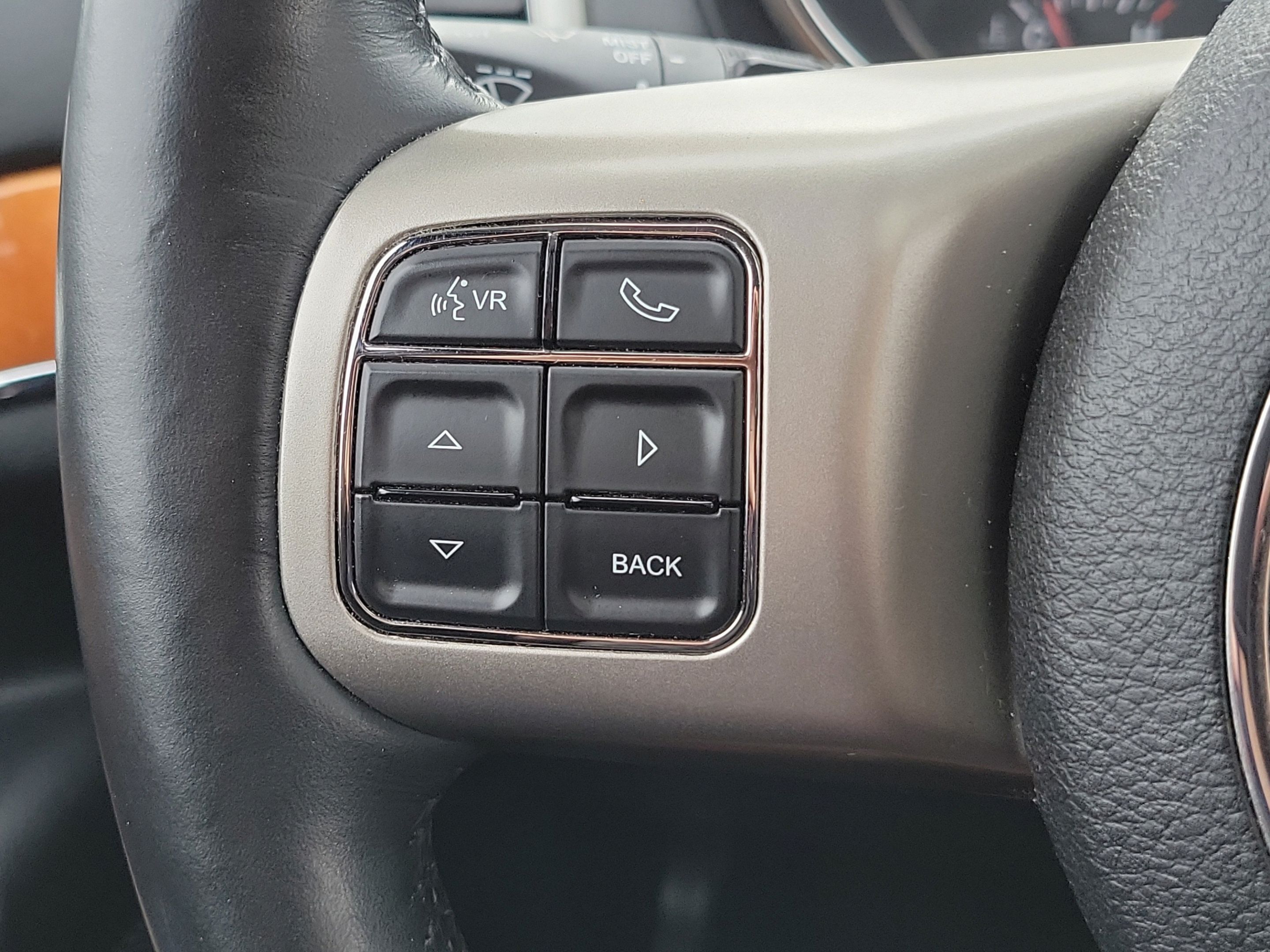 Used 2013 Jeep Grand Cherokee Overland AWD/4WD image 23