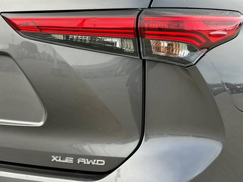 Used 2023 Toyota Highlander XLE AWD/4WD image 34