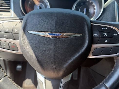 Used 2017 Chrysler 300 C RWD image 7