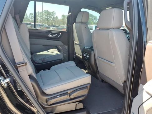 Used 2024 GMC Yukon SLT w/ SLT Luxury Package image 12