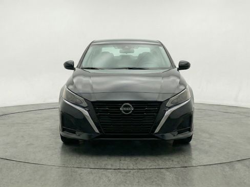 Used 2025 Nissan Altima 2.5 SV FWD image 2