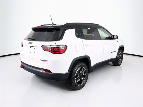 Used 2024 Jeep Compass Trailhawk w/ Trailhawk Convenience Group AWD/4WD image 7