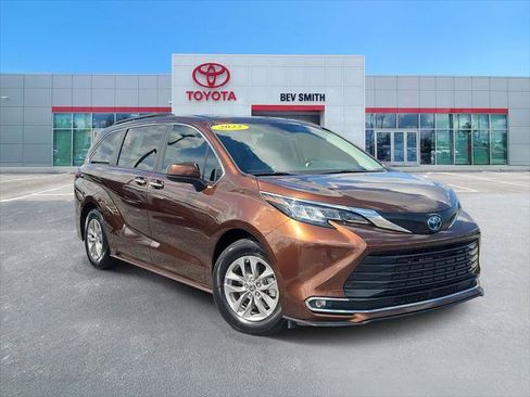 Certified 2022 Toyota Sienna XLE FWD image 1