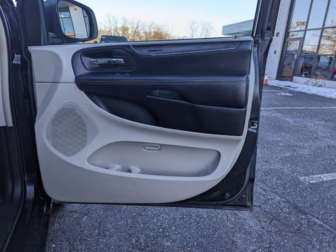 Used 2013 Chrysler Town & Country Touring image 31