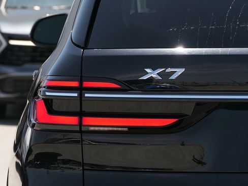 Used 2025 BMW X7 xDrive40i w/ Premium Package AWD/4WD image 5