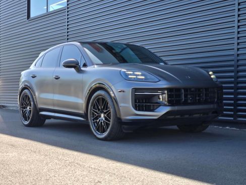 Certified 2025 Porsche Cayenne GTS AWD/4WD image 9