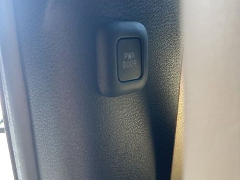 Used 2022 Toyota Sienna Limited image 17