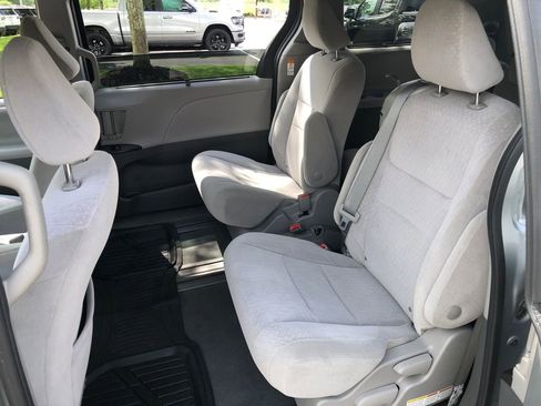 Used 2020 Toyota Sienna LE w/ Carpet Mat Package FWD image 25