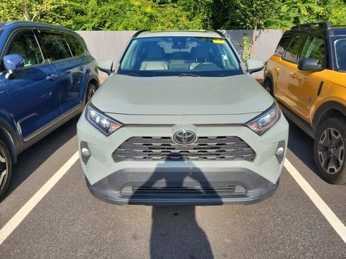 Used 2021 Toyota RAV4 XLE w/ Convenience Package FWD image 2
