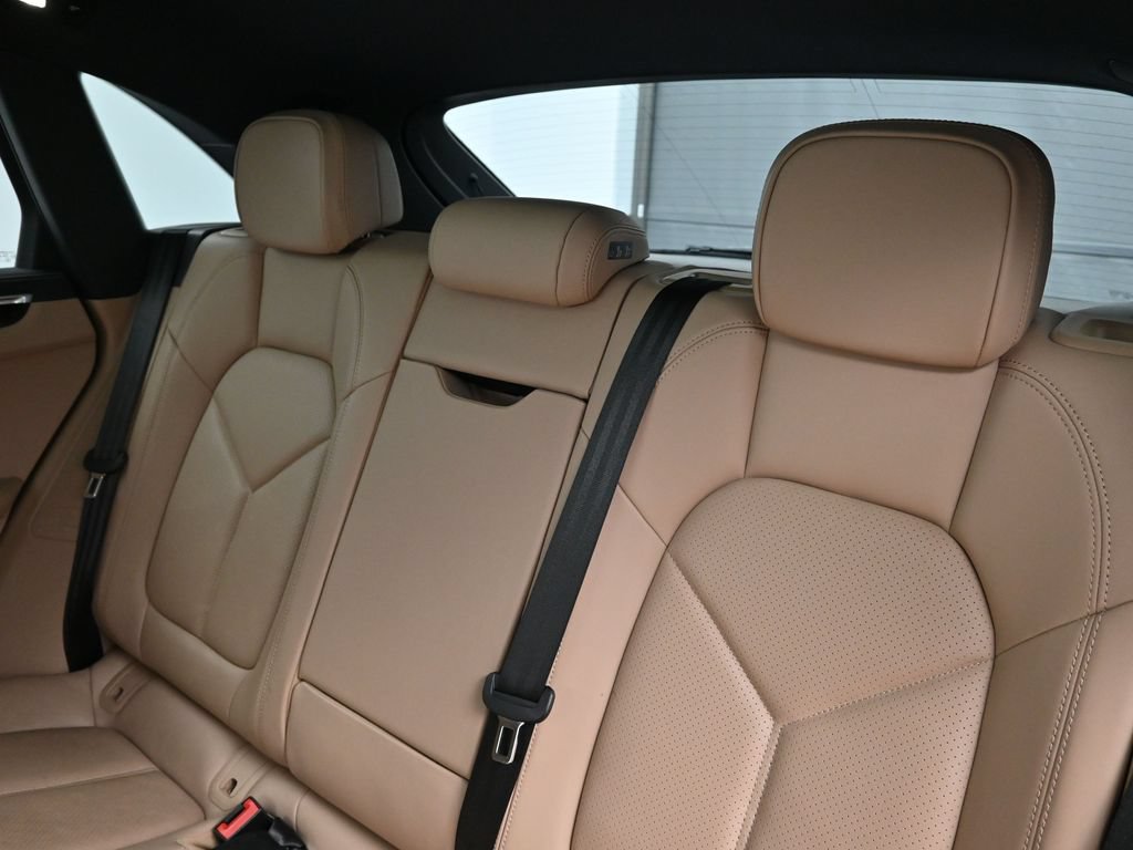 Certified 2023 Porsche Macan AWD/4WD image 6