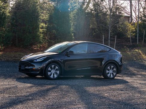 Used 2022 Tesla Model Y Long Range image 3