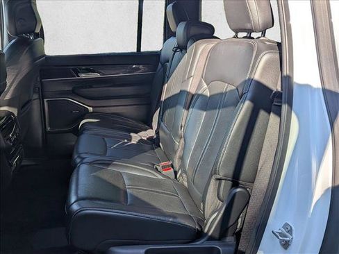 Used 2023 Jeep Wagoneer L 4WD w/ Premium Group I image 18
