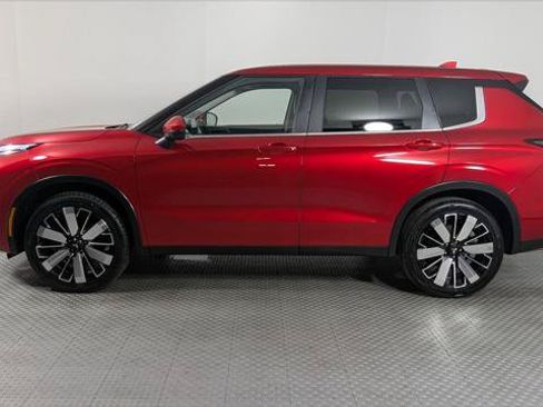 Used 2025 Mitsubishi Outlander SE FWD image 3