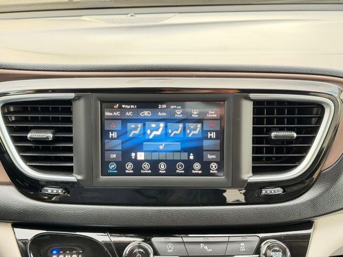 Used 2018 Chrysler Pacifica Touring-L image 52