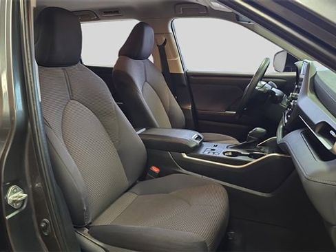 Used 2023 Toyota Highlander L image 12