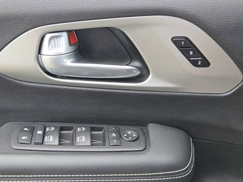 Used 2024 Chrysler Pacifica Limited w/ Uconnect Theater Family Group FWD image 28