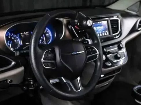 Used 2018 Chrysler Pacifica Touring Plus w/ Tire & Wheel Group FWD image 20