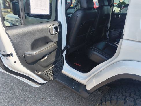 Used 2018 Jeep Wrangler Unlimited Sahara AWD/4WD image 14