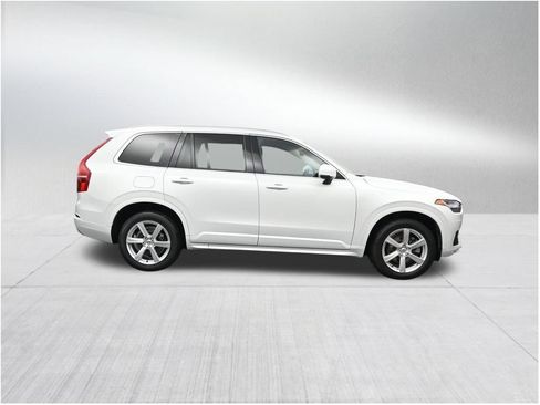 Used 2022 Volvo XC90 T5 Momentum FWD image 6