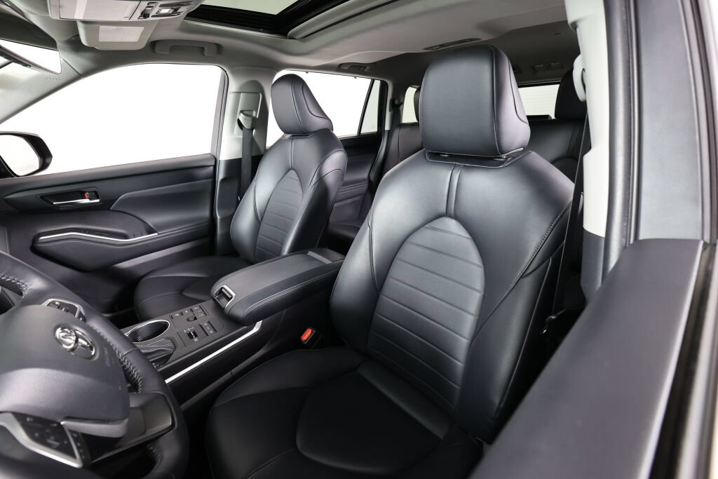 Used 2023 Toyota Highlander XLE AWD/4WD image 11