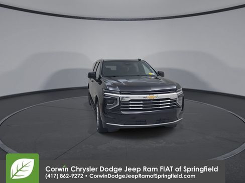 Used 2025 Chevrolet Suburban LT AWD/4WD image 4