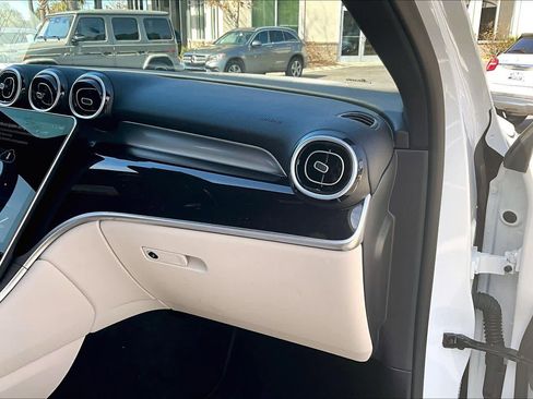 Used 2025 Mercedes-Benz GLC 300 4MATIC image 18