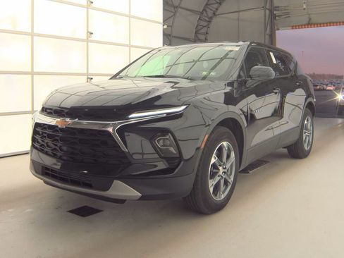 Used 2025 Chevrolet Blazer LT image 2