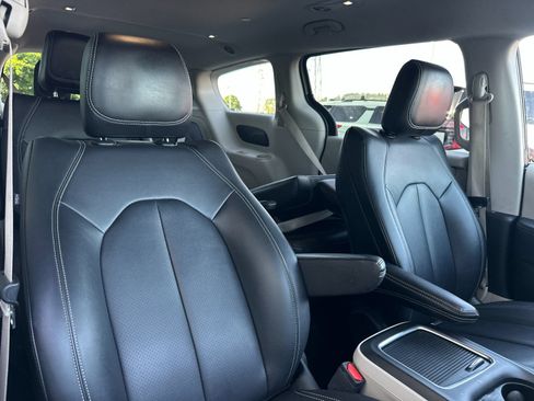 Used 2024 Chrysler Pacifica Limited FWD image 16