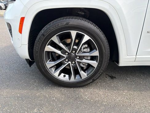 Used 2024 Jeep Grand Cherokee L Overland w/ Advanced Protech Group III AWD/4WD image 10