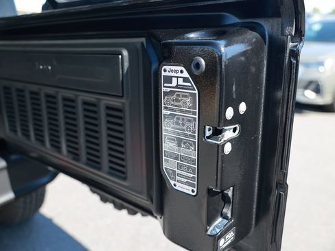 Used 2023 Jeep Wrangler Unlimited AWD/4WD image 39