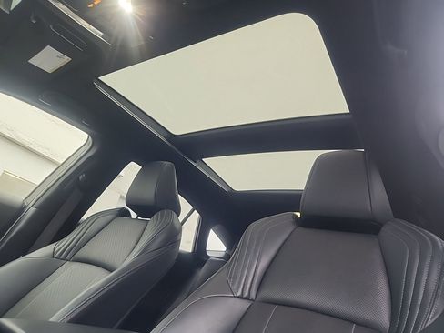 Used 2022 Toyota Venza Limited image 30