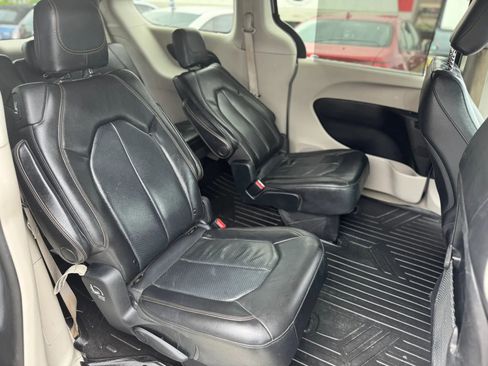 Used 2019 Chrysler Pacifica Touring-L FWD image 24