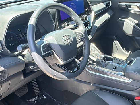 Used 2024 Toyota Highlander Platinum FWD image 24