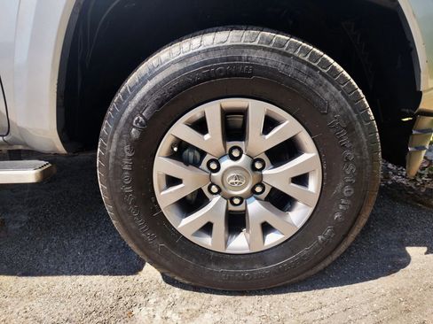 Used 2017 Toyota Tacoma TRD Sport image 27