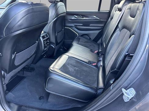 Used 2022 Jeep Grand Cherokee Altitude image 11