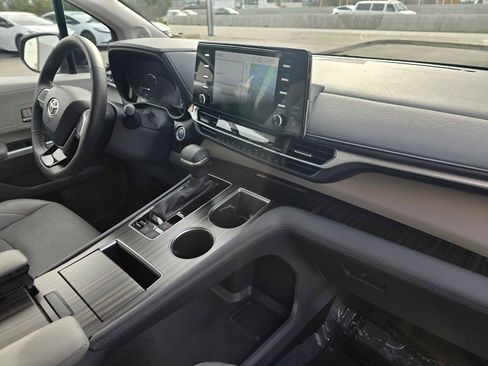 Used 2023 Toyota Sienna Limited image 12