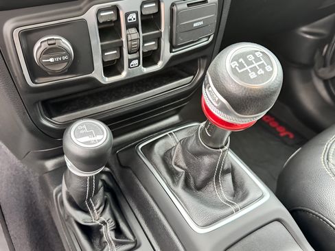 Used 2021 Jeep Gladiator Overland w/ LED Lighting Group AWD/4WD image 28