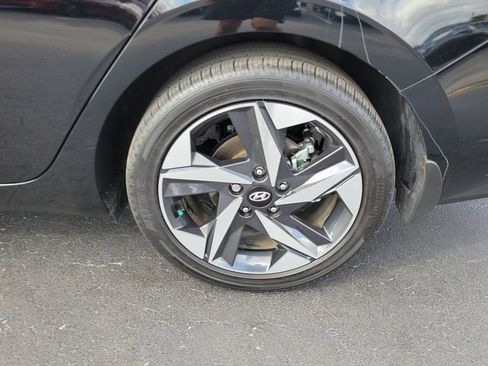 Used 2023 Hyundai Elantra Limited image 5