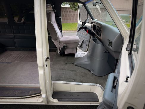 Used 1990 Ford E-150 and Econoline 150 RWD image 23