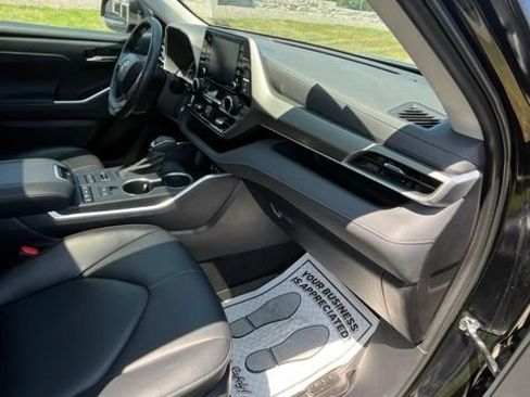 Used 2022 Toyota Highlander XLE AWD/4WD image 15