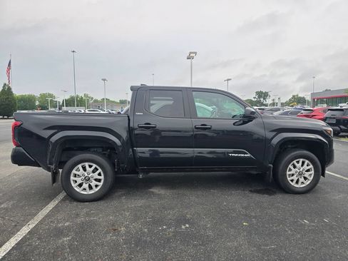 Certified 2024 Toyota Tacoma SR5 AWD/4WD image 9