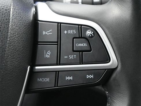 Used 2023 Toyota Highlander XLE image 7